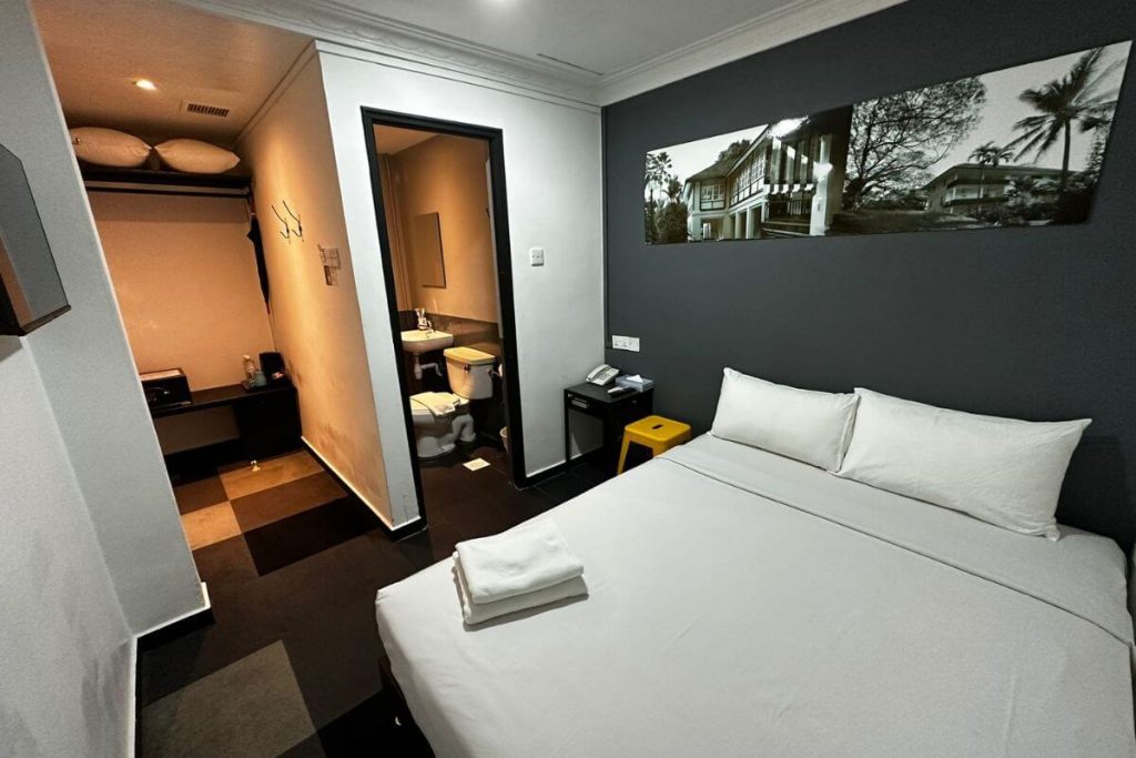 Deluxe-Room-Check-Inn-Little-India-Singapore